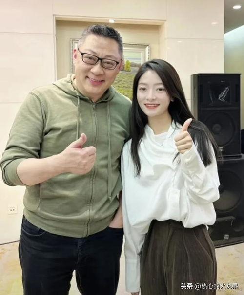 与辉同行吃瓜,揭秘娱乐圈幕后故事