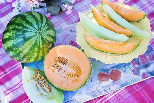 孕妇梦见别人吃瓜,瓜熟蒂落，预示着新生命的甜蜜孕育