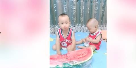 萌娃吃瓜场面,萌态百出，萌化人心