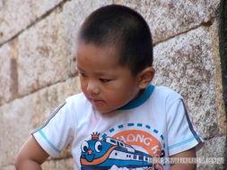 帅哥吃瓜照片高清,吃瓜瞬间魅力四溢