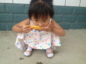 和宝宝直播吃瓜,萌态十足，网友直呼可爱到爆