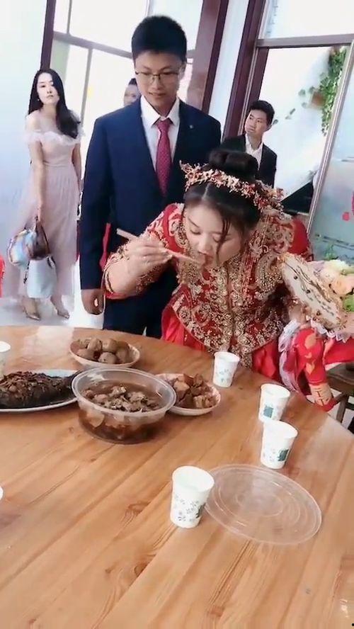 结婚新娘拿冰棒吃瓜,新娘甜蜜婚礼新风尚