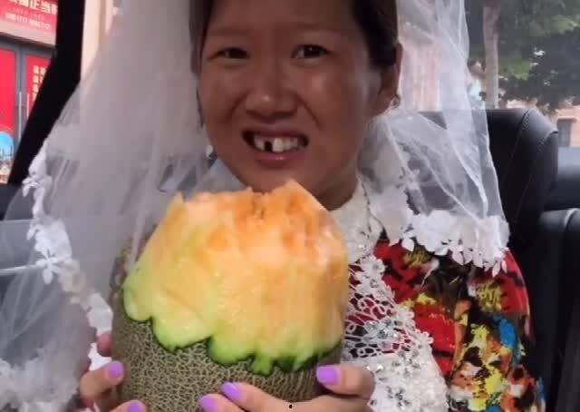 结婚新娘拿冰棒吃瓜,新娘甜蜜婚礼新风尚