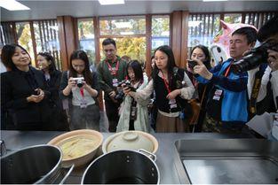 早间书场笑谈吃瓜,早间书场里的趣味人生