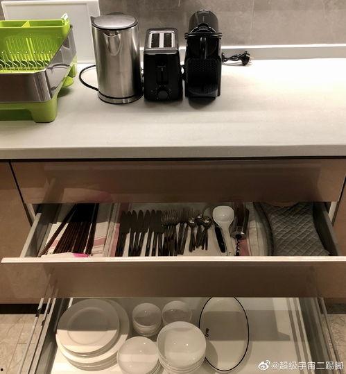 宿舍露脸吃瓜,揭秘校园生活的小确幸